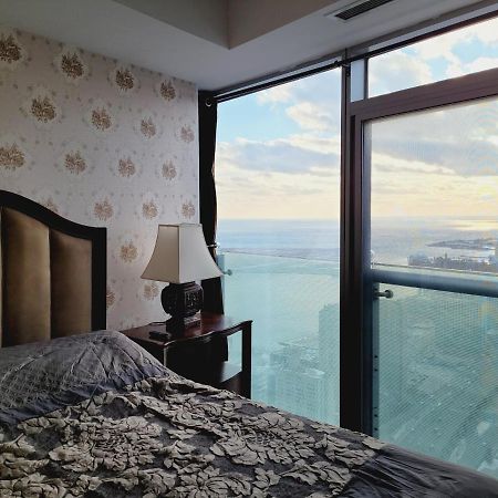 Two Bd Cn Tower And Lake Ontario View Toronto Bagian luar foto