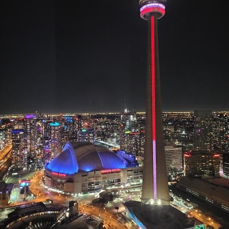 Two Bd Cn Tower And Lake Ontario View Toronto Bagian luar foto