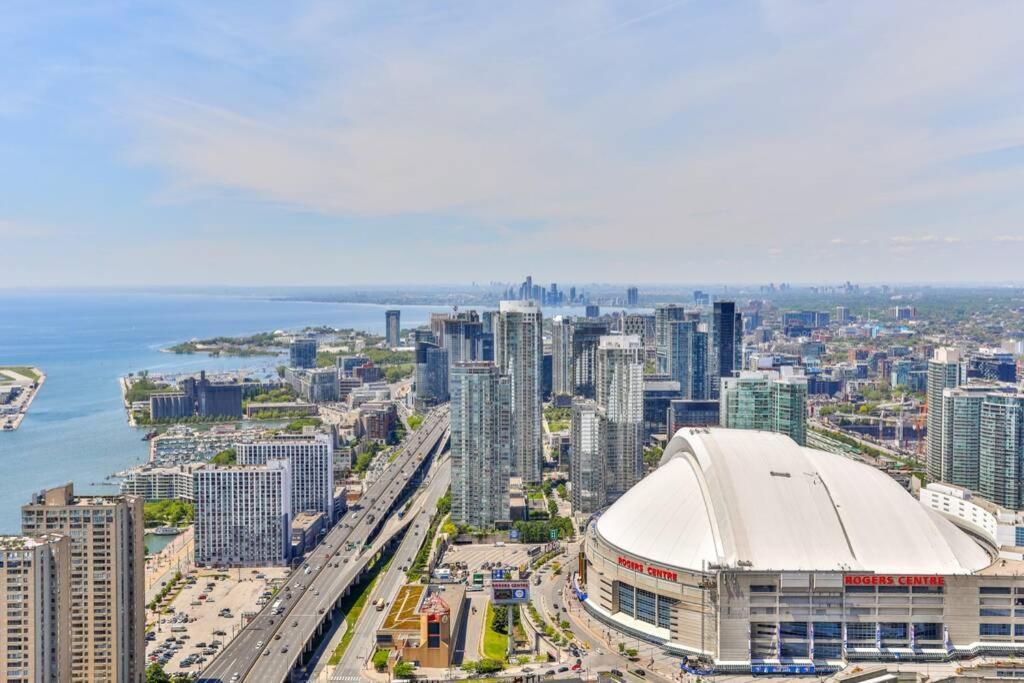 Two Bd Cn Tower And Lake Ontario View Toronto Bagian luar foto