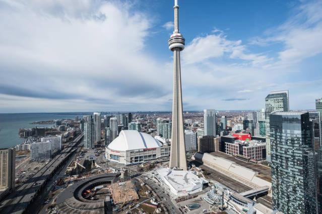 Two Bd Cn Tower And Lake Ontario View Toronto Bagian luar foto