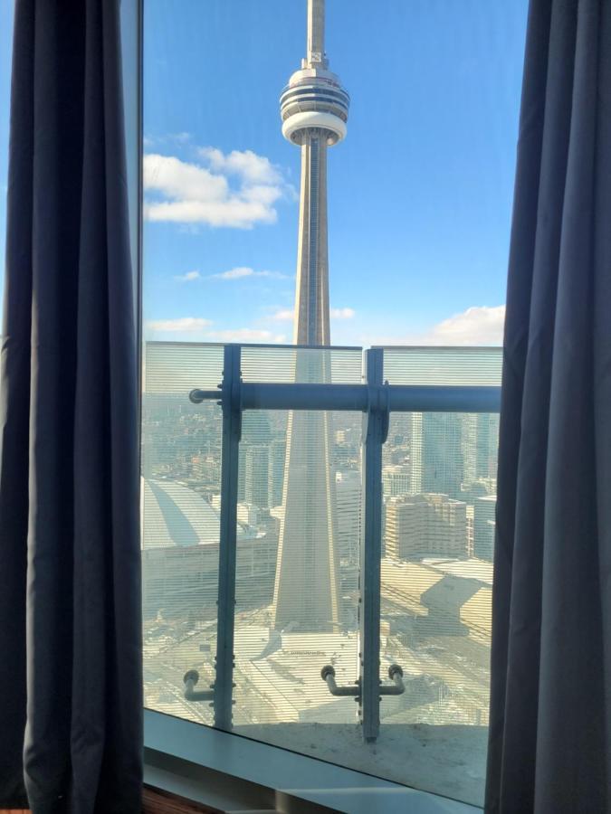 Two Bd Cn Tower And Lake Ontario View Toronto Bagian luar foto
