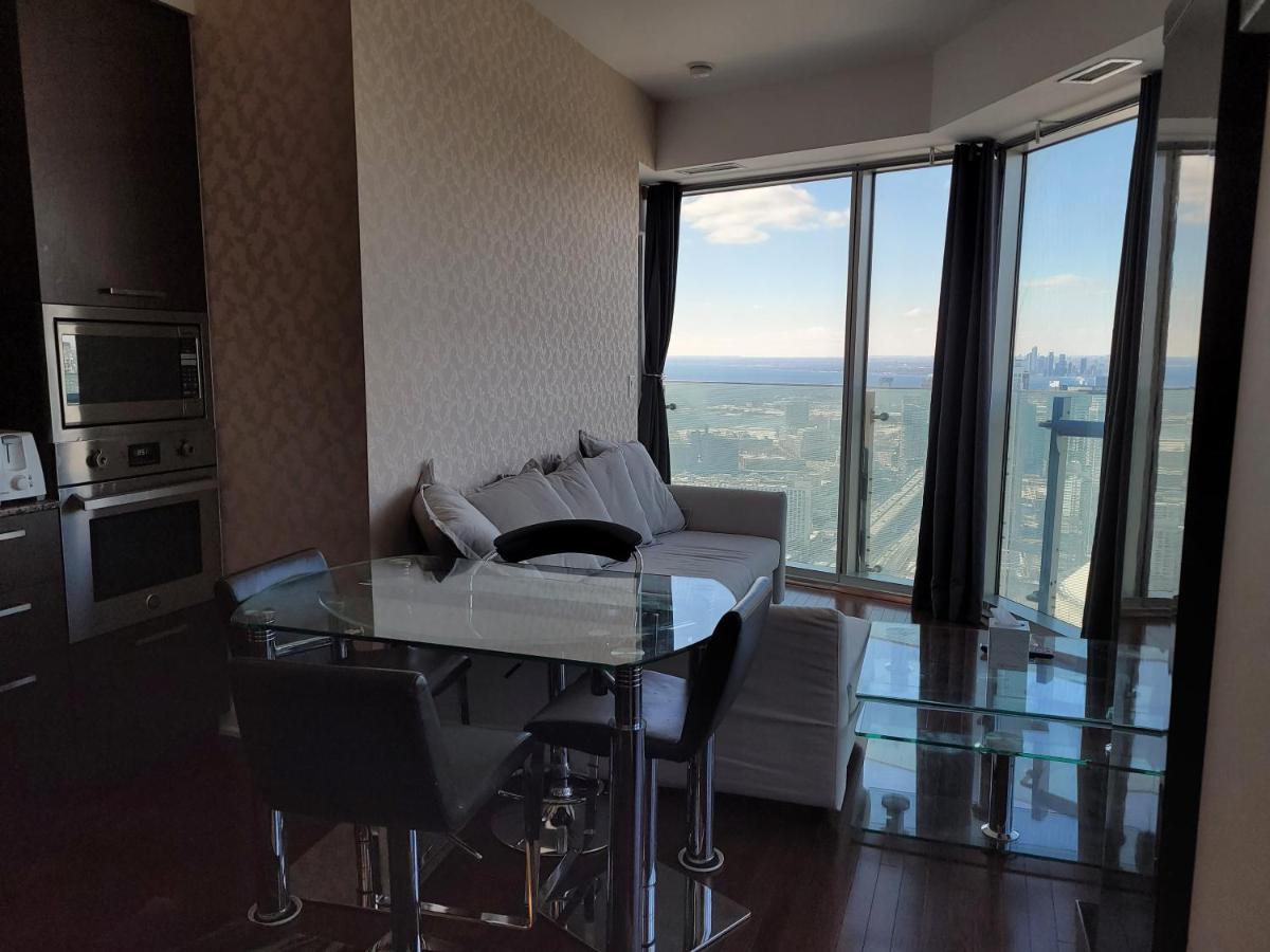 Two Bd Cn Tower And Lake Ontario View Toronto Bagian luar foto