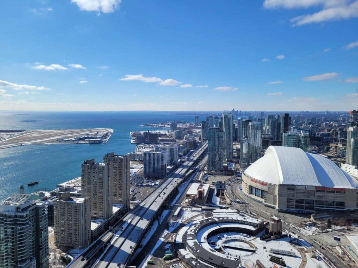 Two Bd Cn Tower And Lake Ontario View Toronto Bagian luar foto