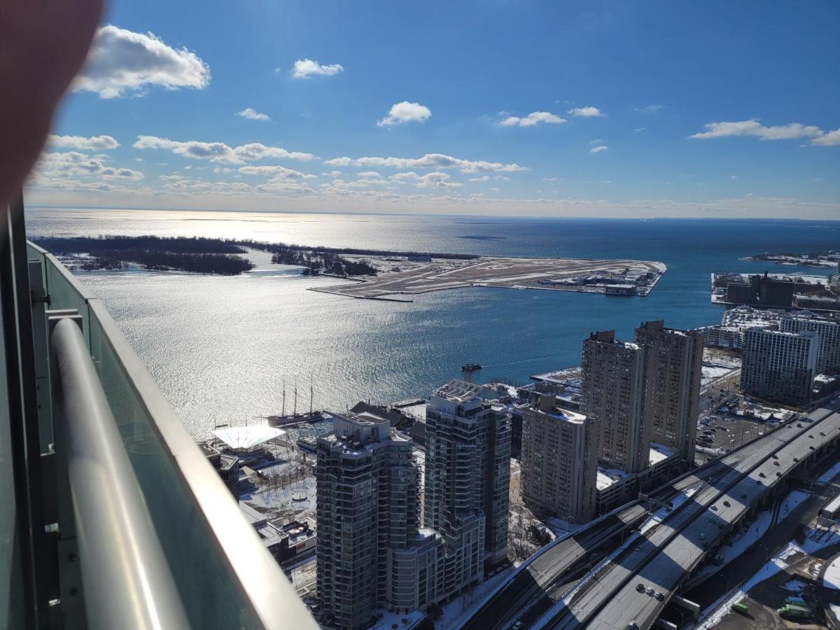 Two Bd Cn Tower And Lake Ontario View Toronto Bagian luar foto